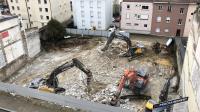 Les travaux ont commencé avec les brise-roches pour descendre le terrain au niveau des futurs garages en sous-sol.