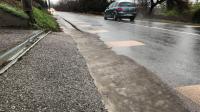 Sale temps pour les piétons le long de la route de Reignier. Les plaques de verglas n’arrangent rien...