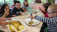 La part du bio et du local dans les repas des enfants et des personnes âgées pourrait bientôt augmenter.