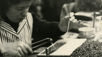 On soude les pièces une à une pour le montage de bracelets.