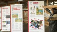 Myriam Amet présente l’exposition dans le hall du lycée. Elle met notamment en avant la biodiversité de la région Auvergne-Rhône-Alpes.