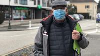 Jean-Paul Sadoux, aidé par sa compagne, part à la rencontre des habitants pour leur faire signer la pétition contre le déménagement.