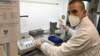 Les échantillons des patients, potentiellement infectieux, sont traités à travers une enceinte de protection. Dans la première étape, le virus est inactivé, puis un robot-extracteur sert à extraire l’ARN permettant ensuite de détecter la présence du Covid-19 dans des appareils appelés thermocycleurs.