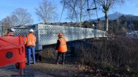 La passerelle de 39 tonnes a été posée en seulement quelques minutes sur ses fondations.