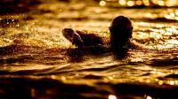 Le joggeur a plongé dans une eau à 9 degrés.