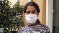 Depuis la dégradation de sa pathologie, Soukayna ne peut plus se mettre debout et marcher sans appui.