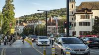 Entre juin et septembre 2020, la première version de la piste cyclable devant l’Hôtel de Ville avait conquis les cyclistes et ulcérés automobilistes et commerçants. La V2, prévue pour l’été prochain, est bien partie pour en faire autant.