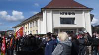 Plus de 300 salariés étaient réunis devant le siège social de NTN-SNR à Annecy.