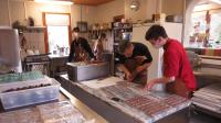 Pâques est la période d’effervescence à la Chocolaterie des Bauges. Frédéric Peillier-Cuit, au centre, s’affaire avec ses employés.