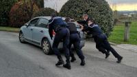 Les gendarmes se sont mobilisés pour aider le conducteur à redémarrer.