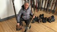Jean-Jacques Bouchage au milieu de ces premiers objets de collection dans le lieu prêté par la mairie.