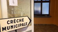 Plusieurs vitres brisées témoignent de l’intrusion d’une ou plusieurs personnes.