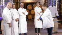 Charline Stengel (à d.) rejoignant l’équipe de Philippe Etchebest (à g.) lors de sa victoire à Objectif Top Chef.