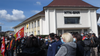 Plus de 300 salariés s’étaient rassemblés le 16 mars dernier devant le siège social de NTN-SNR Annecy.