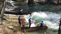 Les surfeurs pratiquent durant une heure, par groupe de six personnes.