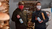 Dean Jarman et Antoine Lamardelle récupèrent le pain et le broient à La Motte, avant de brasser leur bière à Voglans.