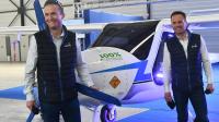 Emmanuel Réty et Jérémie Chaine lors de la présentation de leur nouvel avion, fin mars à l’aéroport d’Annecy.