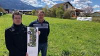 Les opposants Simon (à gauche) et Yannick devant le champ où est prévu « Le Clos de Toisinges. »