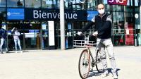 Julien, 39 ans, habite le quartier de la gare. Il fait partie de ces Annéciens qui n’utilisent plus de voiture.