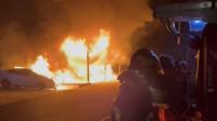 Mercredi 8 juin, à 2h15, les pompiers sont intervenus alors que cinq voitures ont été détruites par les flammes à Cranves-Sales, à côté d’Annemasse.