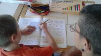 À la maison, Léon apprend à lire, écrire et compter avec sa mère, à son rythme.