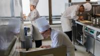 À l’approche du repas, c’est l’effervescence dans les cuisines.