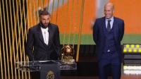 Karim Benzema se voit remettre, lors de la cérémonie au théâtgre du Châtelet lundi 17 octobre 2022, le Ballon d’or par son prédecesseur en 1998, Zinédine Zidane.
