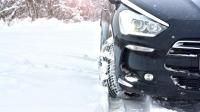 A compter du 1er novembre et jusqu’au 31 mars de l’année suivante, les pneus hiver deviennent obligatoires sur les véhicules. Au risque d’une amende de 135 euros.