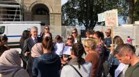 Christophe Arminjon, maire de Thonon, est descendu à la rencontre des parents avec qui il a discuté près d’une heure.