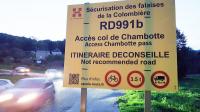 Déconseillé aux voitures, le col de la Chambotte est aussi interdit aux cyclistes et poids lourds actuellement.