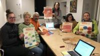 Les membres du collectif se réunissent pour discuter des orientations.