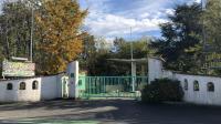 Le camping du lac Noir s’étend sur un terrain de 2,2 hectares. Situé en face du quartier de Collonges à Thonon, le Département souhaiterait y implanter un nouveau collège.
