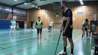 Normalement, un anneau délimite le terrain car comme au hockey sur glace, il n’y a pas vraiment de touche.