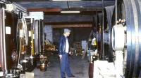 Roger David, gérant de la cave des Prés-Riants, entourés des foudres.