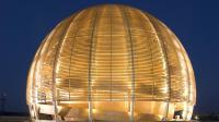 Désormais, le Globe du CERN est éteint une heure plus tôt, soit de 23h à 5h du matin.