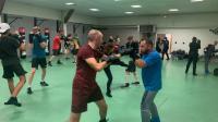 Un cours de boxe adulte, où les élèves sont aussi bien des hommes que des femmes.