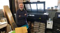 Franck Olivier, dans son atelier, aux Houches, ce vendredi 18 novembre. En arrière-plan, une graveuse laser.