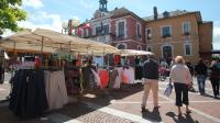 Bien achalandé, offre variée et bonne ambiance : voici les secrets du marché de Douvaine pour attirer du monde chaque dimanche.