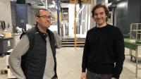 Serge Becavin, co-directeur de Promedit à Perrignier et Arthur Raunicher, responsable logistique et achats, devant le nouveau système de peinture en poudre.