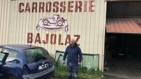 Stéphane Bajolaz, devant la carrosserie dont il est le gérant, ce jeudi 24 novembre.