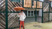 Malik, l’un des jeunes du Clos du Buisson et lauréats du concours «Ô parleurs!», attend toujours la rénovation du citystade.