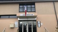 Le drapeau et le panneau ont trouvé leur place sur l’entrée de l’ancienne école.