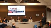 En marge d’un rassemblement organisé en amont, le 27 septembre dernier, des parents ont été autorisés à s’exprimer au conseil communautaire devant tous les élus (au centre, Julie Sonzoni)