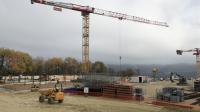 Trois énormes grues ont fait leur apparition sur le site. Les murs du village commencent à sortir de terre.