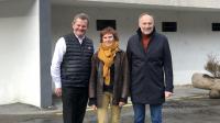 Le centre-bourg du Petit-Bornand tel qu’il se présente en 2022 entrera bientôt dans l’histoire. Le maire, Christophe Fournier et ses adjoints, Christiane Perillat-Charlaz et Laurent Vallier posent devant la ville Blanche , avant sa démolition.