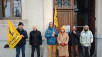 Des membres de la Confédération Paysanne et du collectif citoyen avec leur avocate, devant le tribunal de Grenoble