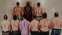 Onze papas ont donné de leur personne pour le calendrier de l’APE de Vailly.