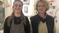 Nadine Prisset (à droite) et son apprentie Fanny Gaillard partagent l’atelier du faubourg des Annonciades.