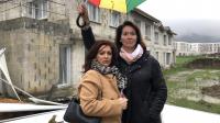 Sophie et Nadia posent à quelques mètres de leurs maisons qu’elles devraient habiter depuis mars 2022. Au lieu de ça, elles ne veulent pas les approcher.