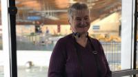 Dans le hall d’accueil de la piscine, Marie-Claire André garde un œil sur la montre, il ne faudrait pas être en retard dans le bassin.